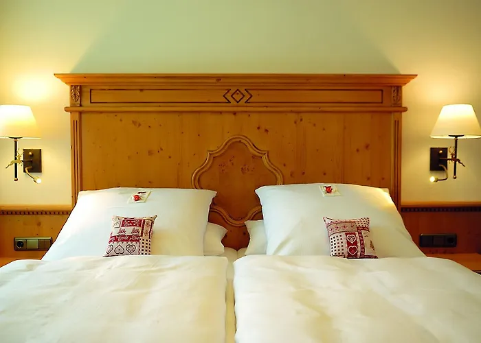 Hotel Alpenhof - Ruhige Wohlfühloase Im Fünf-seenland In S-bahnnähe 4*