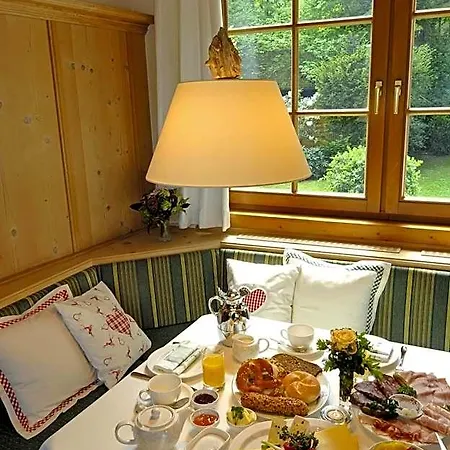 Alpenhof - Ruhige Wohlfuehloase Zwischen Muenchen, Dem Fuenf-seenland Und Den Bergen, In S-bahnnaehe Hotel